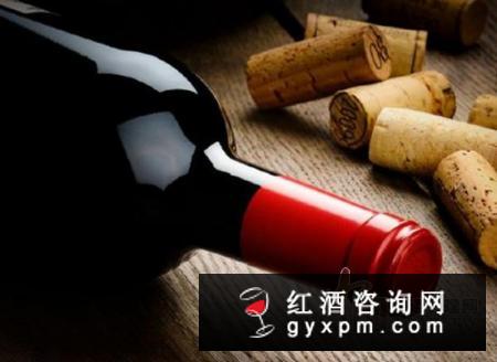 螺丝开红酒的方法详解：螺旋钻头钻入木塞然后拔出即可！
