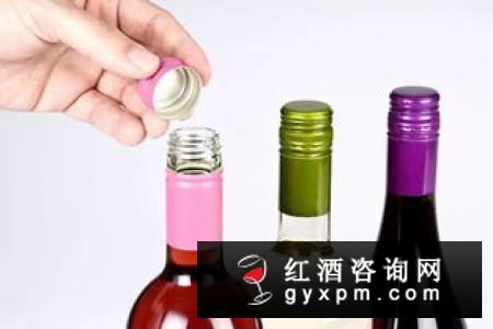螺丝开红酒的方法详解：螺旋钻头钻入木塞然后拔出即可！