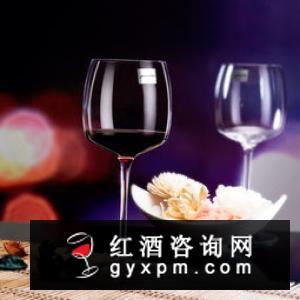 葡萄酒不小心洒在衣服上怎么办？