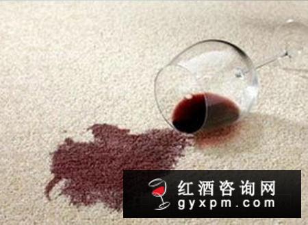 葡萄酒不小心洒在衣服上怎么办？