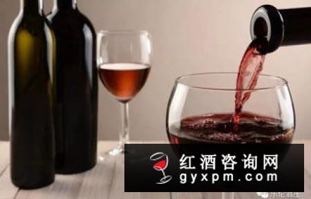 葡萄酒不小心洒在衣服上怎么办？